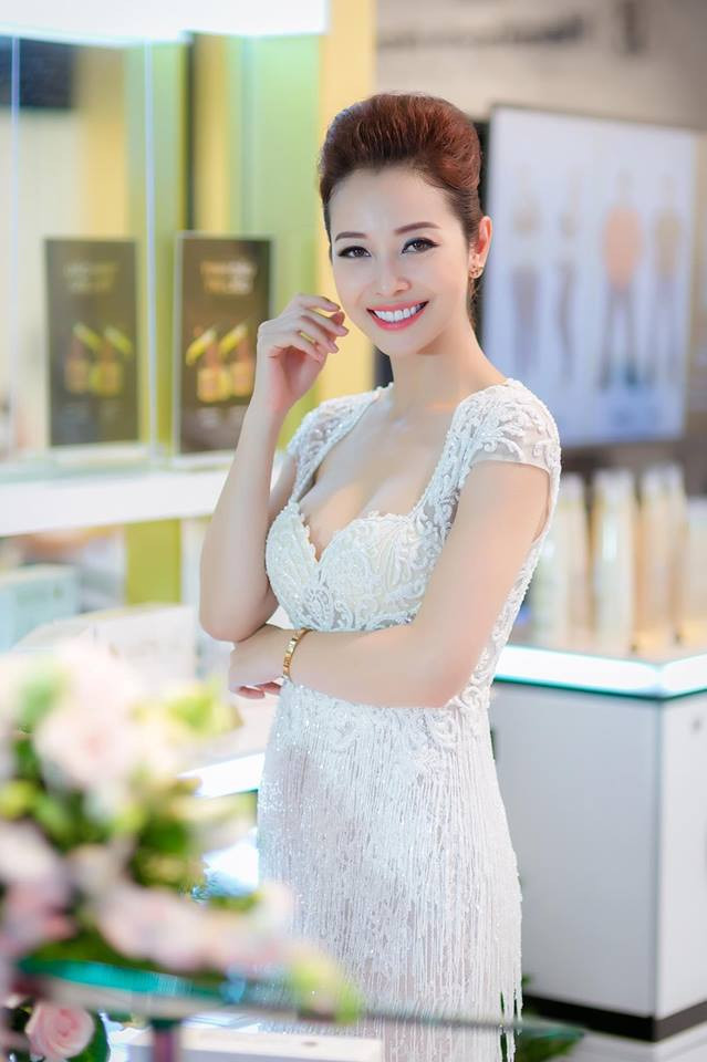 Gương mặt xinh đẹp, rạng rỡ cùng đường cong mềm mại của Hoa hậu Jennifer Phạm là điều nhiều cô gái trẻ mơ ước.