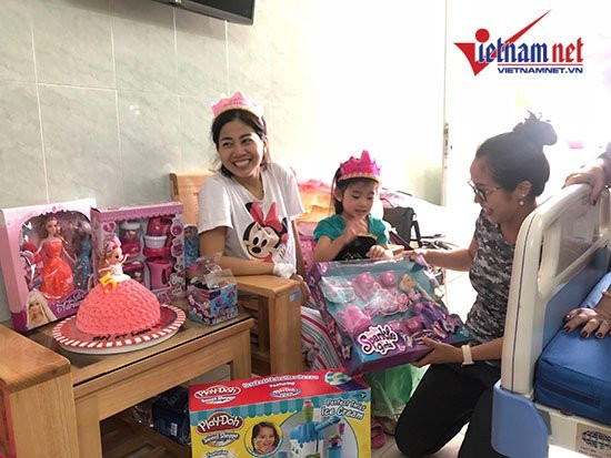 Hai mẹ con Mai Phương đội vương miện hạnh phúc bên nhau trong ngày sinh nhật. Đây có lẽ là sinh nhật đáng nhớ với Mai Phương khi cô đón nhận nhiều tình cảm nồng ấm từ người thân, gia đình, bạn bè và khán giả.