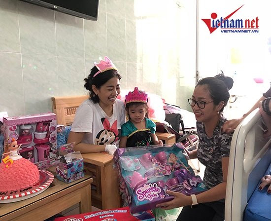 Ốc Thanh Vân là người luôn túc trực ở bệnh viện. Cô cũng vẫn đang nhận sự giúp đỡ của mọi người để gửi tới Mai Phương. Cô cho biết tính tới thời điểm này, cô đã nhận được khoảng 300 triệu tiền hỗ trợ, chưa tính các khoản khác chưa chuyển tới. Trong đó có 50 triệu từ Việt Hương, 50 triệu từ Hồ Ngọc Hà.