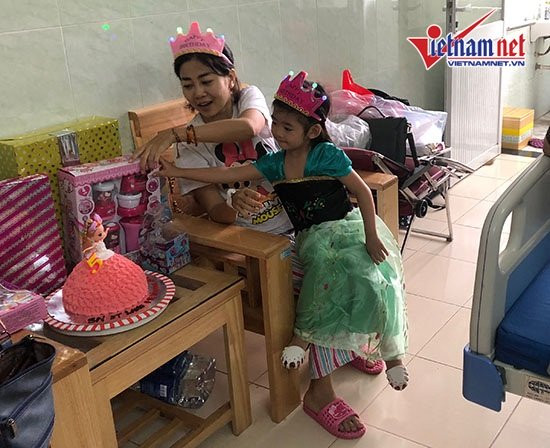 Con gái Mai Phương chỉ biết mẹ bị ốm, chưa nhận thức được nhiều. Bé vui vẻ hồn nhiên đón sinh nhật cùng mẹ trong bệnh viện.