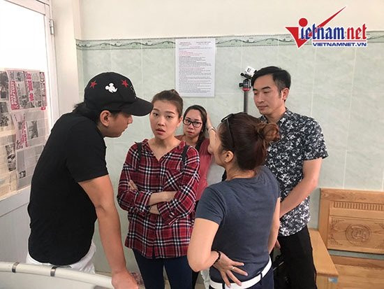 Từ sáng tới gần 12h trưa, nhiều nghệ sĩ, đồng nghiệp vào thăm diễn viên Mai Phương. Trong vòng tay mọi người, cô vẫn cười rất tươi, trò chuyện về những kỷ niệm khi còn làm việc với nhau.