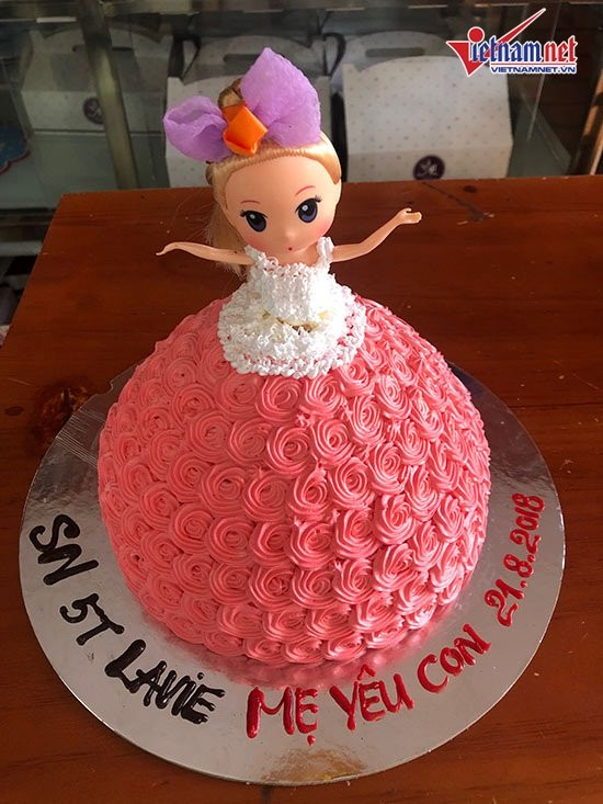 Ốc Thanh Vân chia sẻ cô đã tự tay đặt chiếc bánh có chữ Mẹ yêu con thay cho Mai Phương. “Tôi muốn đón bé về chăm sóc thay Mai Phương, cho bé đi học cùng con nhà tôi. Sau khi cân nhắc, Mai Phương đã quyết định gửi bé ở chỗ một người quen nên tôi tôn trọng quyết định của cô ấy. Nhưng khi cần, tôi vẫn luôn sẵn sàng đón bé về chăm sóc”, Ốc Thanh Vân chia sẻ thêm.