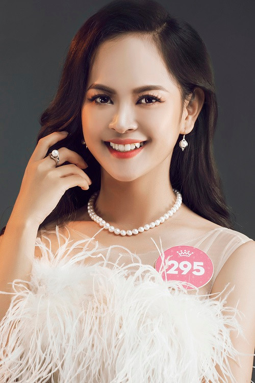 Tối nay, 43 ứng viên HHVN 2018 sẽ tiếp tục đêm thời trang thứ 3 tại Đà Nẵng, chương trình do Tổng đạo diễn Hoàng Nhật Nam dàn dựng.