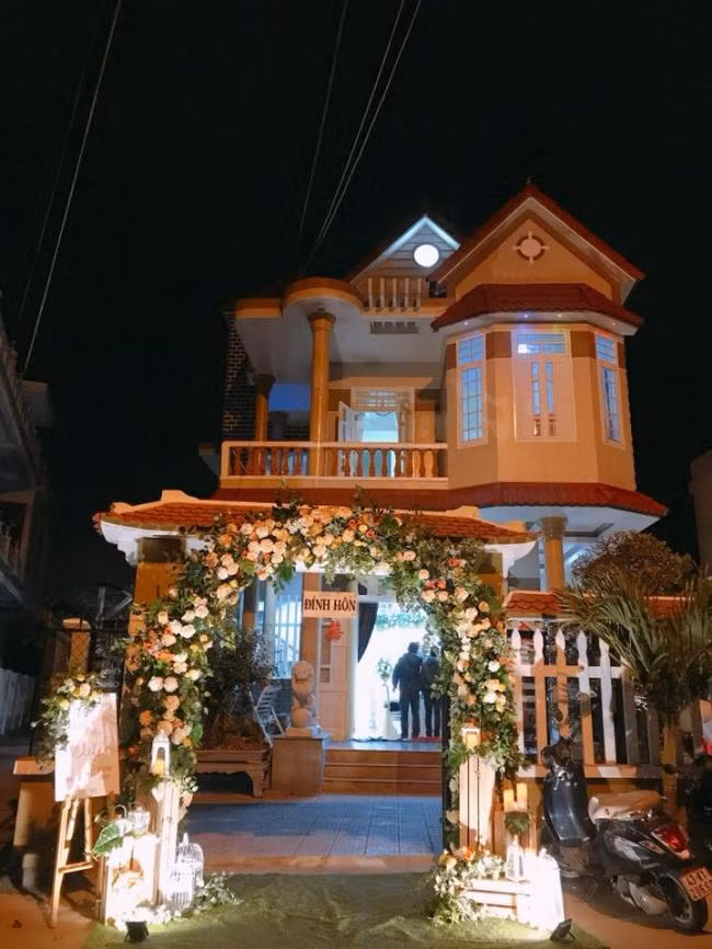 Gia đình Tố Ny đã chuẩn bị xong mọi công đoạn cho lễ ăn hỏi từ đêm 10/3.