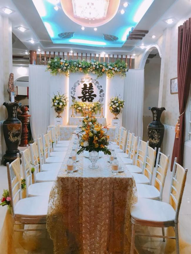 Không gian lễ ăn hỏi của Tố Ny và bạn trai hơn 7 tuổi ngập sắc trắng và hoa cực sang trọng.