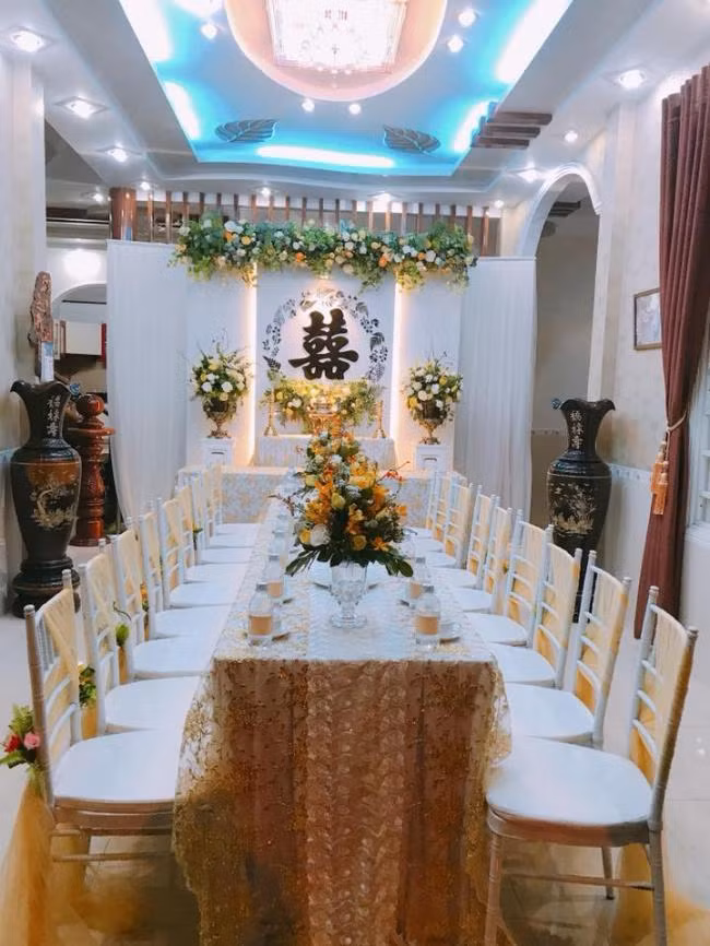 Không gian lễ ăn hỏi của Tố Ny và bạn trai hơn 7 tuổi ngập sắc trắng và hoa cực sang trọng.