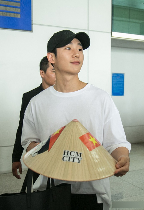 Jung Hae In rất hào hứng khi được tặng nón lá.