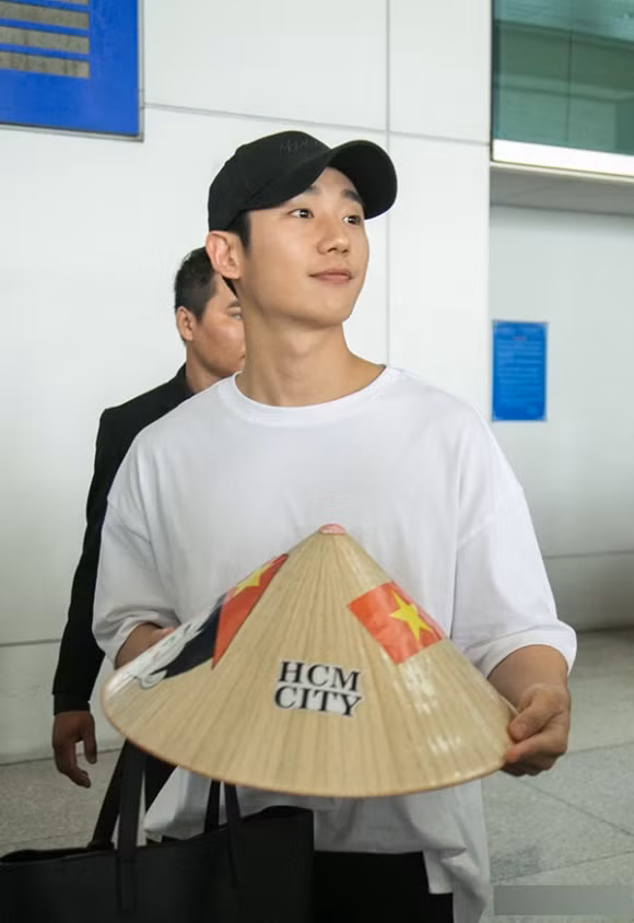 Jung Hae In rất hào hứng khi được tặng nón lá.