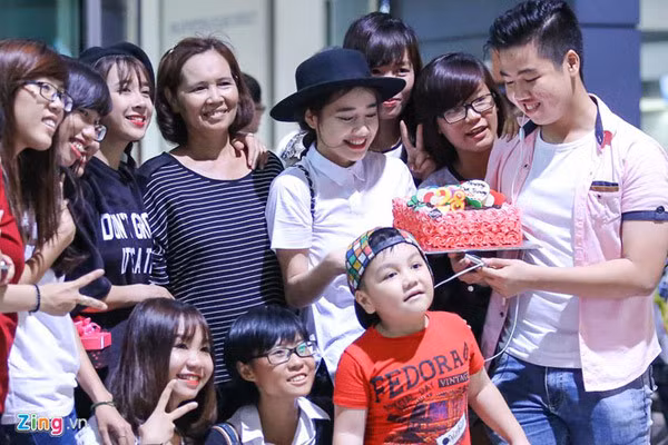 Nhã Phương bên mẹ trong một sự kiện.