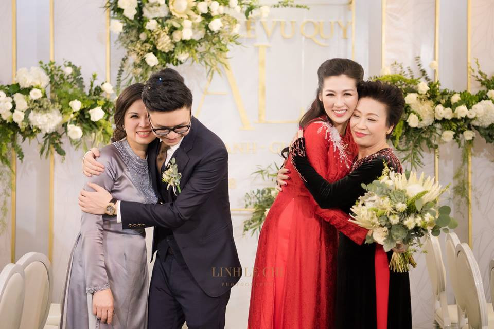 Cặp đôi trẻ hạnh phúc bên hai người mẹ.