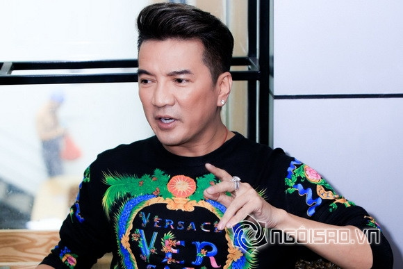 Nam ca sĩ có những chia sẻ quanh việc Kim Oanh bị ném đá khi ngồi ghế nóng "Gương mặt thân quen" hay việc Hồ Ngọc Hà cũng từng có lần đi muộn.