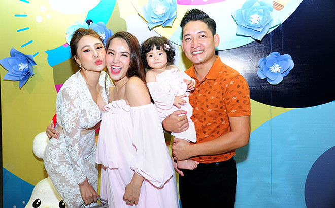 Con gái đầu lòng bé Kem, tên thật Nguyễn Minh Tuệ sở hữu nhiều nét giống bố.