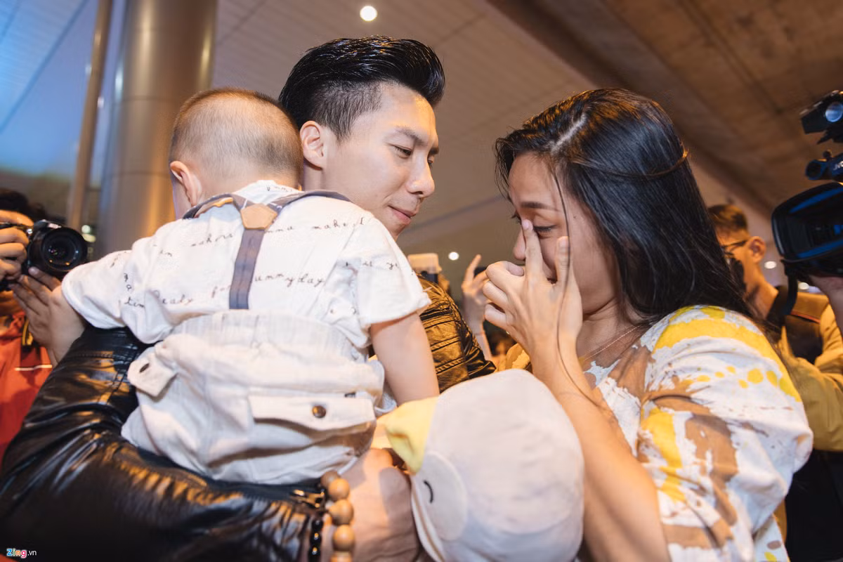 Ca sĩ Ngọc Mai đang mang bầu ở tháng thứ 4. Cô mệt mỏi nhưng vẫn cố gắng bế con ra đón chồng. Bà xã Quốc Nghiệp cho biết cô không ăn, không ngủ được trong suốt tuần chồng đi thi đấu ở Anh.