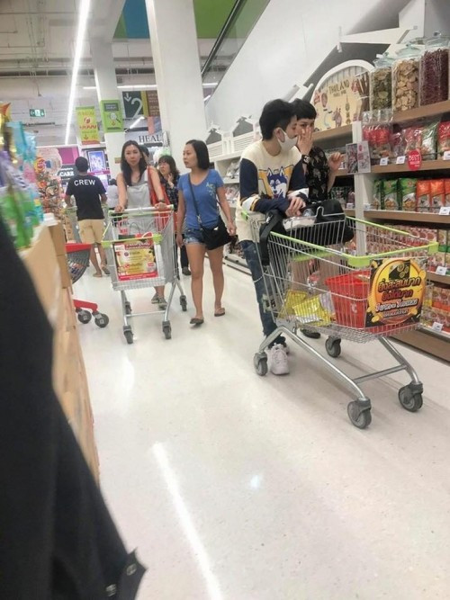 Mối quan hệ “trên cả tình bạn” của cặp đôi Chi Pu - Gil Lê có vẻ như đang “trên bờ vực thẳm”. Nếu Chi Pu nhiều lần bị bắt gặp đi du lịch cùng bạn trai người Hàn thì Gil Lê những ngày qua cũng vướng phải nghi án hẹn hò nữ ca sĩ/diễn viên Miu Lê. Đặc biệt, việc cặp đôi liên tục bị bắt gặp khoảnh khắc thân mật khiến khán giả “bán tín bán nghi” về mối quan hệ mới mẻ này.