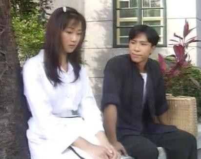 Vào năm 1995 Vạn Ỷ Văn có cơ hội được hợp tác cùng với ngôi sao Chân Tử Đan trong bộ phim Tinh võ môn. Trong quá trình đóng phim, ngày ngày gặp mặt, tình yêu nảy nở từ lúc nào không rõ. Chân Tử Đang yêu Vạn Ỷ Văn đến cuồng si. Anh không ngần ngại bày tỏ tình cảm dành cho bạn gái mọi lúc mọi nơi.