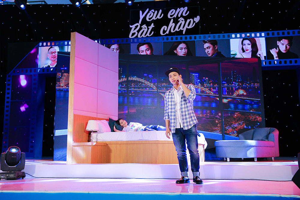 Màn diễn xuất của cặp đôi trên sân khấu khiến khán giả thích thú.