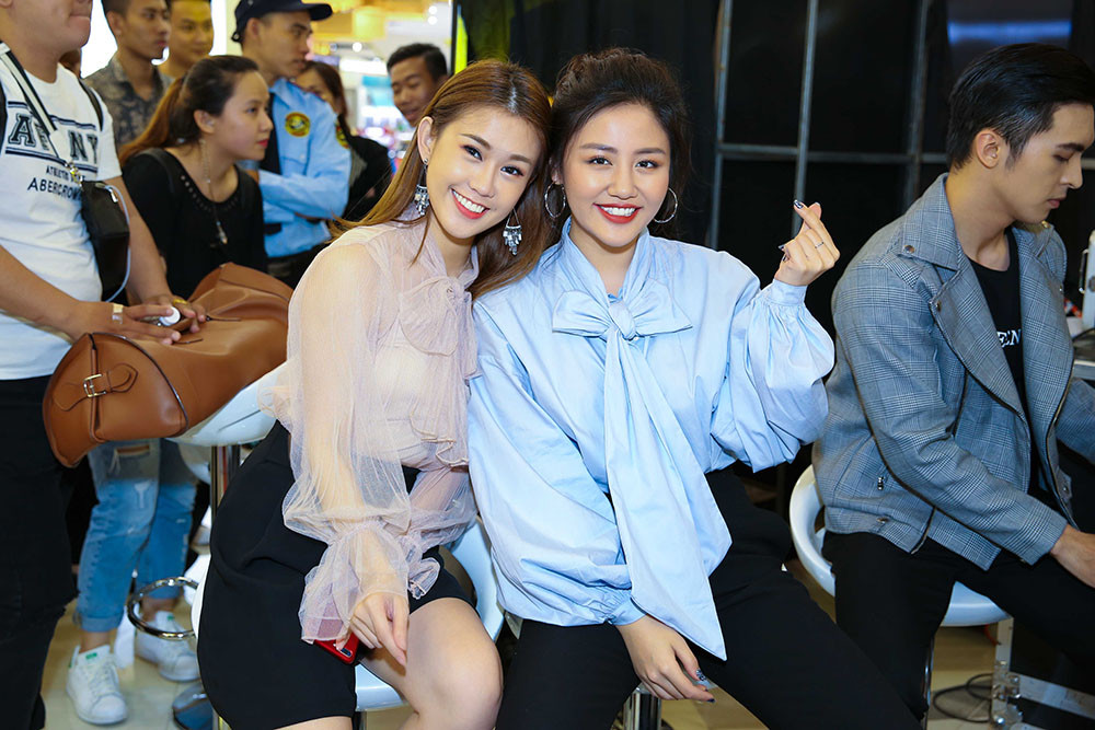 Ngọc Thảo chụp ảnh cùng Văn Mai Hương.