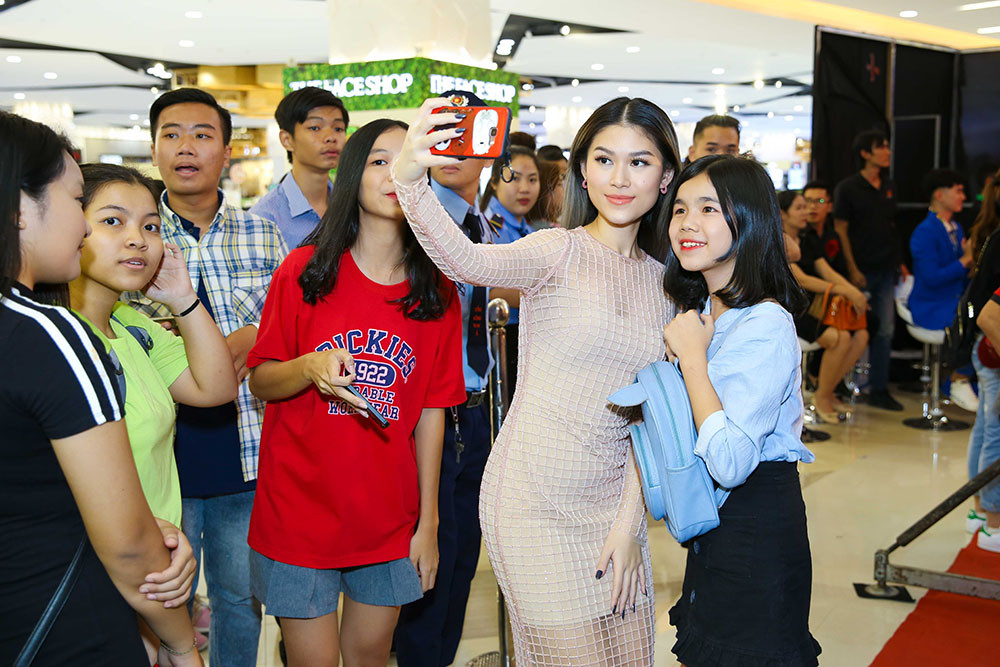 Ngọc Thanh Tâm - nữ chính của bộ phim chụp ảnh cùng khán giả.