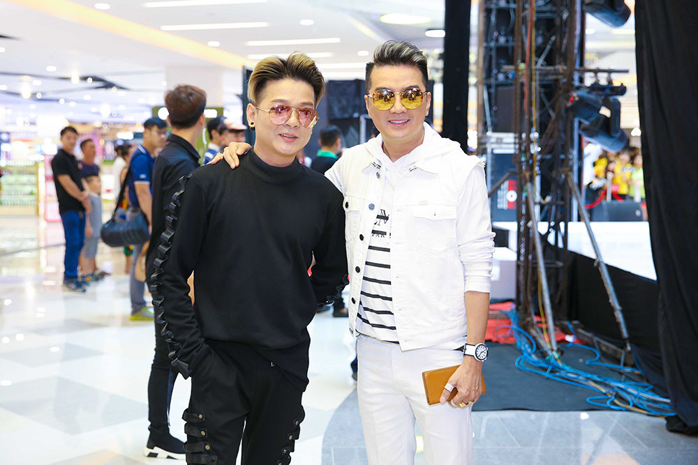 Đàm Vĩnh Hưng chụp ảnh cùng Vũ Hà.