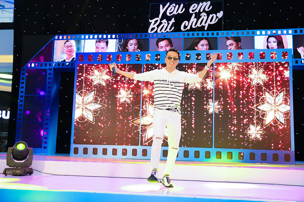 Đàm Vĩnh Hưng cũng biểu diễn trong chương trình với: Người tình trăm năm, Vì anh là soái ca...