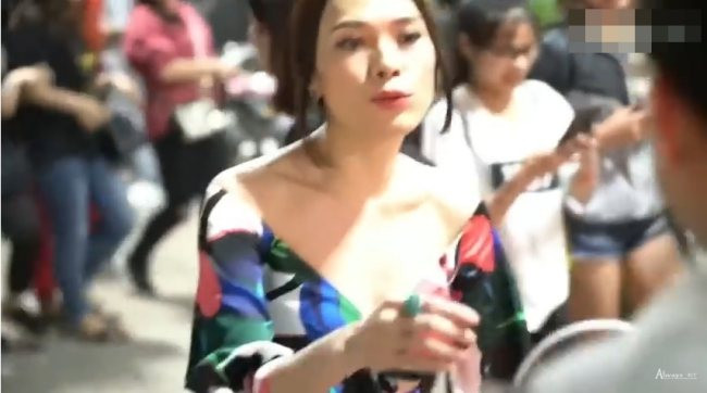 Khi chụp chính diện, Mỹ Tâm vẫn để lộ thân hình gầy hơn trước rất nhiều.