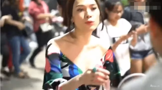 Khi chụp chính diện, Mỹ Tâm vẫn để lộ thân hình gầy hơn trước rất nhiều.