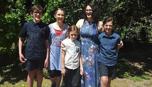 Cô Katrina và 4 người con. Ảnh: Daily Mail