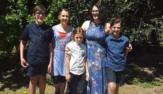 Cô Katrina và 4 người con. Ảnh: Daily Mail