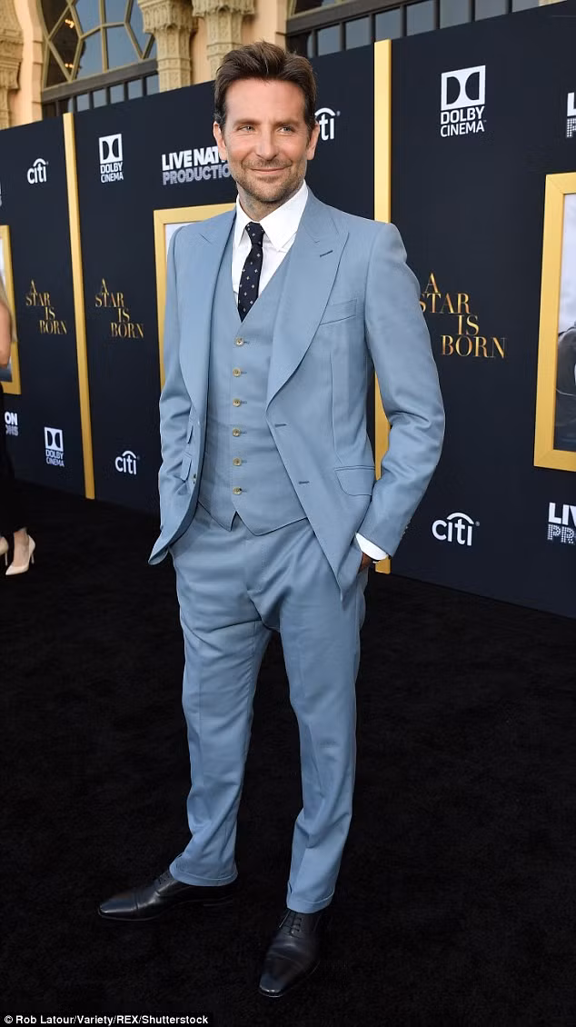 Bradley Cooper xuất hiện với bộ vest xanh bảnh bao tại buổi công chiếu. Ngoài vai nam chính, ngôi sao 43 tuổi còn đảm nhận vai trò đạo diễn trong A Star Is Born. Trong sự nghiệp, anh được đề cử nhiều giải thưởng danh giá như 4 giải Emmy, 2 giải BAFTA và 2 giải Quả Cầu Vàng. Cooper góp mặt trong danh sách 100 người có ảnh hưởng nhất thế giới của tạp chí Times năm 2015.