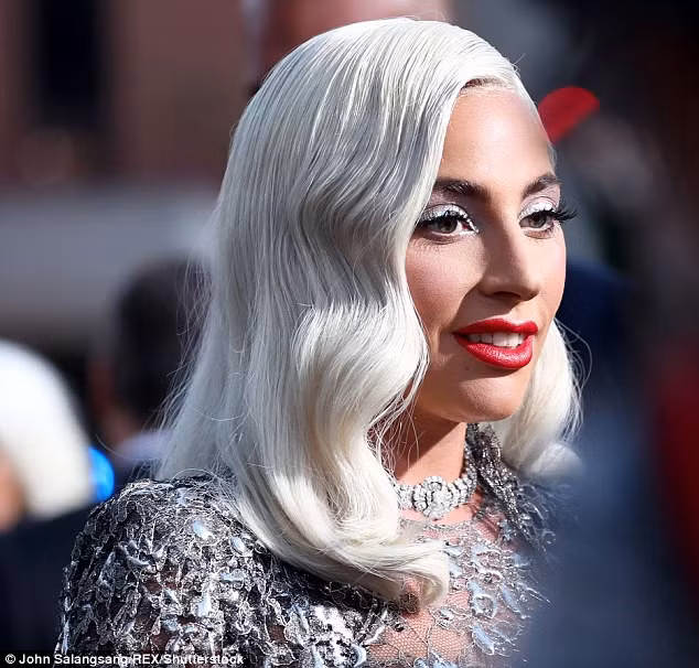 Cận cảnh gương mặt với đường nét sắc sảo của nữ ca sĩ quái chiêu. Không còn diện những bộ cánh thảm họa như trước, Gaga thời gian này ăn vận khá nữ tính với đầm dài lộng lẫy, thướt tha. Những đường cut-out cũng tinh tế, ý nhị hơn. Bên cạnh đó, cách tạo dáng của cô cũng khá nhẹ nhàng.