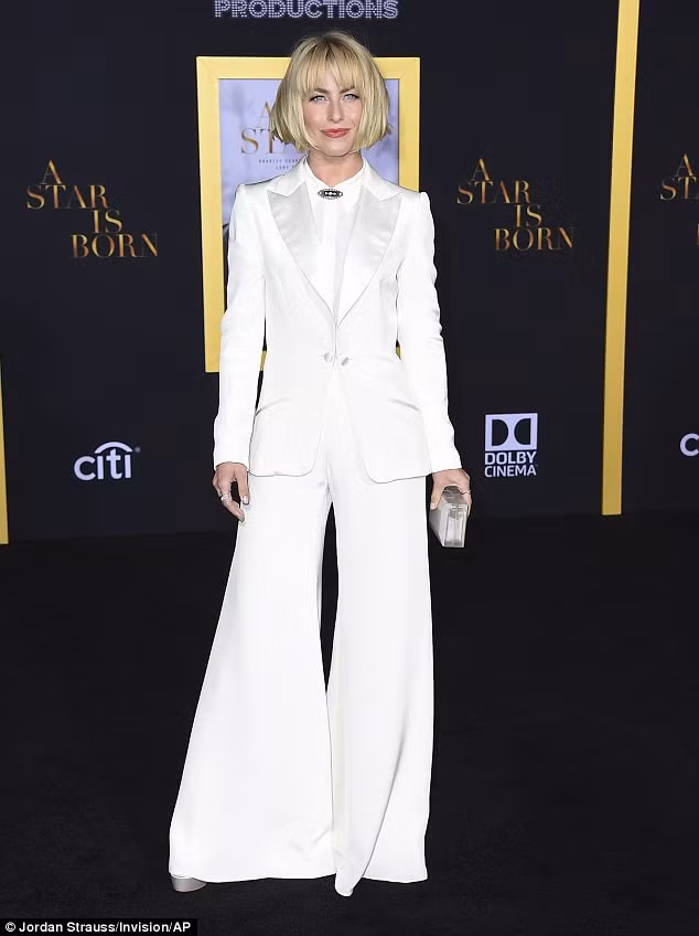 Vũ công Julianne Hough thanh lịch với vest ống rộng và clutch ton-sur-ton. Cô là quán quân của chương trình Dancing with the Stars và là một trong những vũ công chuyên nghiệp nhất thế giới.