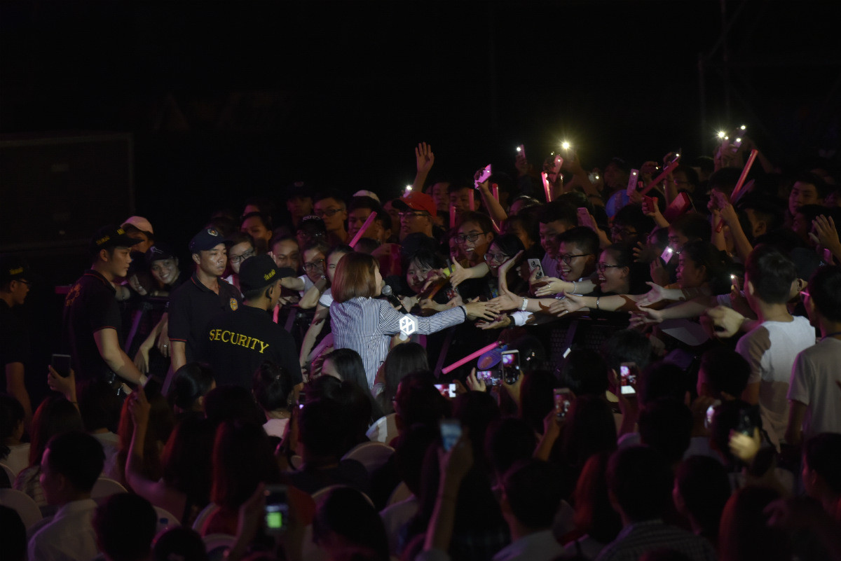 Khởi My cũng không kém cạnh khoe chất giọng ngọt ngào cao vút trong ca khúc "Mẹ" của nhạc sĩ Quách Beem. Giọng ca 9X cho biết, đây là món quà mà cô muốn dành tặng cho những người mẹ và những ai đang còn mẹ hãy đừng quên nói lời yêu mẹ khi còn có thể.