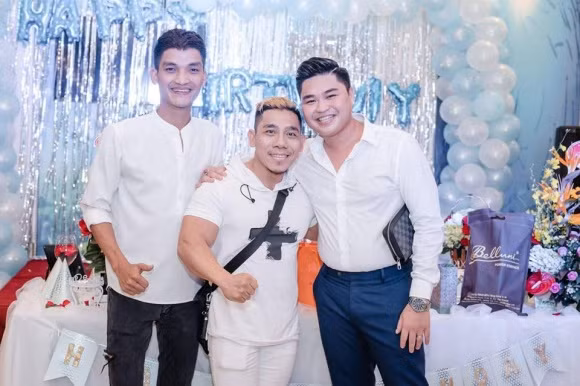 Mạc Văn Khoa và Phạm Văn Mách chụp cùng Duy Phước.