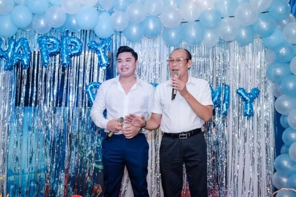 Dù không đồng tình với phát ngôn của vợ cũ nhưng mới đây khi con trai là Duy Phước tổ chức sinh nhật, nghệ sĩ Duy Phương đã có mặt. Lê Giang ăn diện khá gợi cảm đến chúc mừng sinh nhật con trai. Tuy nhiên, cả hai nghệ sĩ không chụp hình chung.