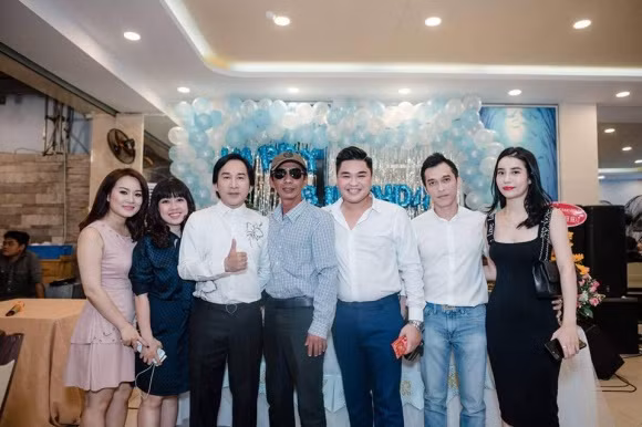 Nghệ sĩ Kim Tử Long (thứ 3 từ trái qua phải)