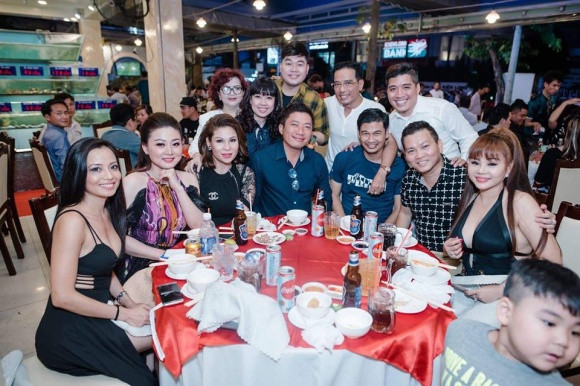 Ngoài bố mẹ, vợ và người thân thì sinh nhật của diễn viên Duy Phước còn có sự tham gia của nhiều sao Việt như Kim Tử Long, Bảo Chung, Kinh Quốc, Mạc Văn Khoa, Phạm Văn Mách, Khánh Đơn, Gia Bảo....