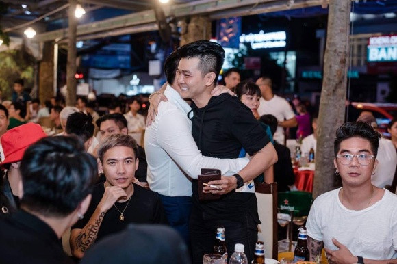 Ca sĩ Khánh Đơn (áo trắng, đeo kính)