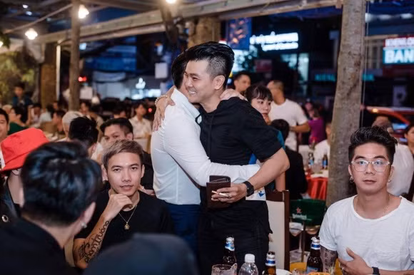 Ca sĩ Khánh Đơn (áo trắng, đeo kính)