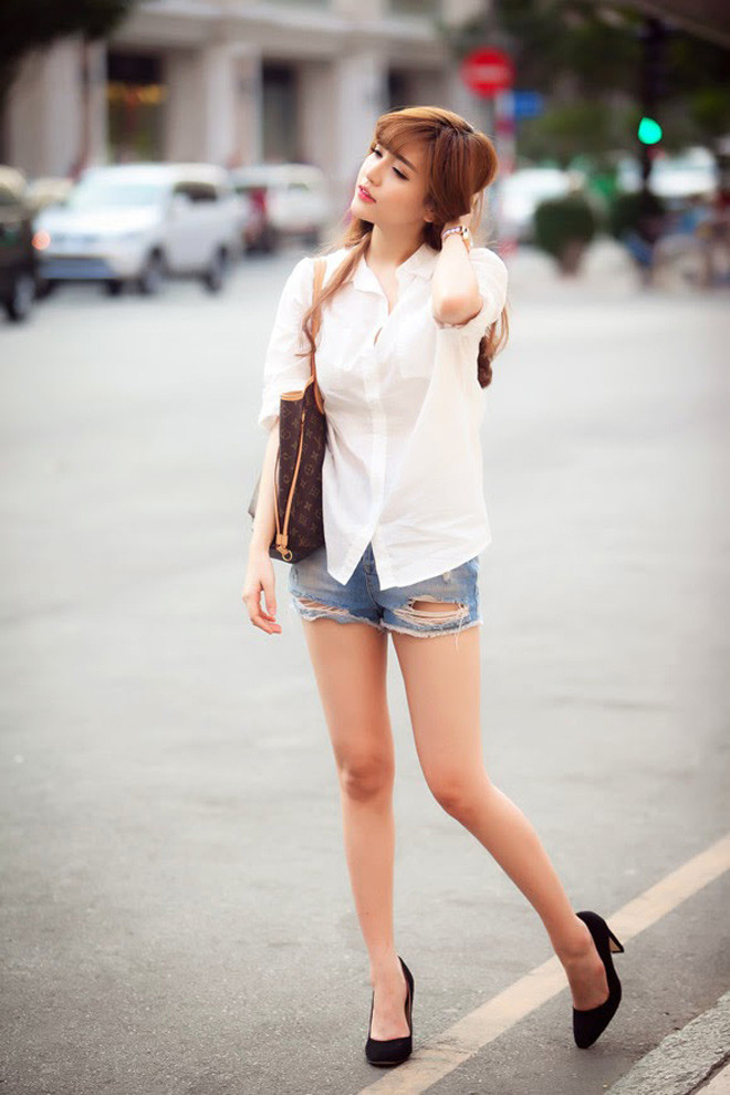 Dù chân đẹp là thế nhưng số ảnh tự khoe của Bùi Bích Phương lại không hề nhiều. Họa hoằn mới thấy nữ ca sĩ diện short khoe chân thon.