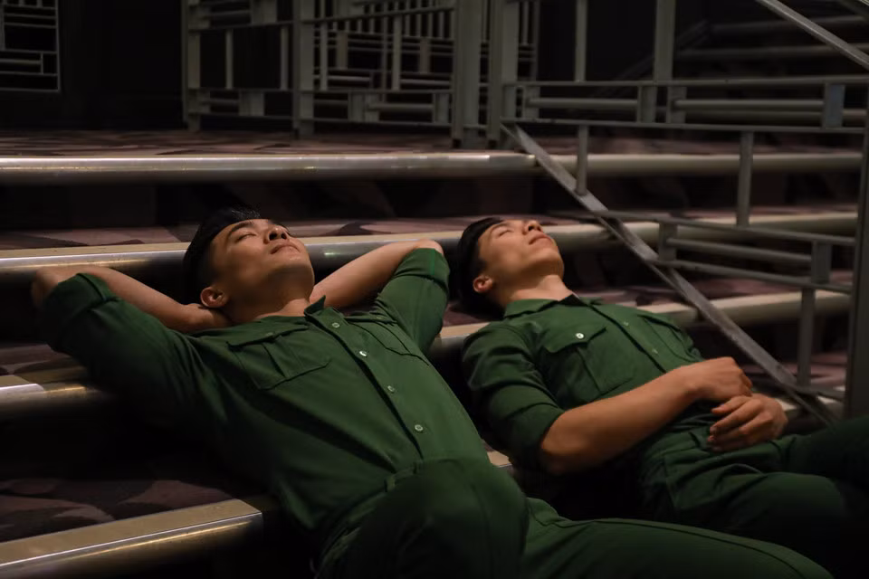 Ngay gần giờ diễn, Quốc Cơ - Quốc Nghiệp có những phút thư giãn hiếm hoi. Cả hai nằm nghỉ ngay trên bậc cầu thang ở hậu trường, chuẩn bị sức khỏe và tâm lý cho tiết mục đòi hỏi nhiều nỗ lực.