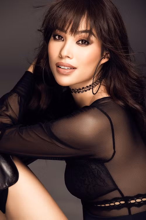 Trước đó, Phạm Hương bật mí cô đã gặp vấn đề về tuyến giáp vài năm nay nên quyết định sang Mỹ một thời gian để điều trị bệnh.