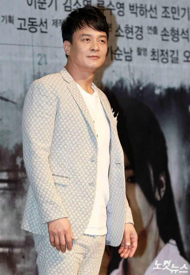 Tuy nhiên, sau khi một học viên của trường cáo buộc Jo Min Ki có hành vi quấy rối tình dục, ông bị trường sa thải. Ban đầu, phía Jo Min Ki phủ nhận cáo buộc và cho biết tin tức trường đại học cung cấp là sai sự thực. Tuy nhiên, sau đó, có tới 20 người tiếp tục chỉ trích hành vi của Jo Min Ki, trong đó có cả nữ diễn viên Song Ha Neul.