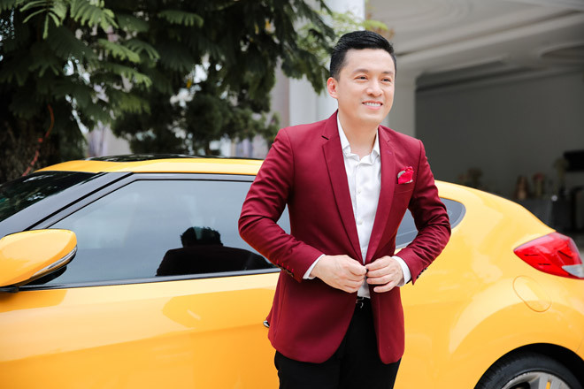 Tại đây, Lam Trường còn khiến tất cả khách mời bất ngờ khi cho biết, Lam Trường vừa mua 200kg vải để ủng hộ nông dân nghèo. Nam ca sĩ kể, trên đường đến sự kiện, anh vô tình nhìn thấy một số người dân đạp xe bán vải bên đường.