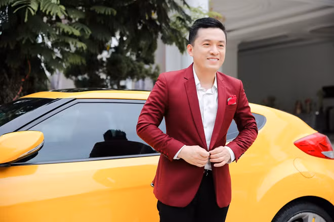 Tại đây, Lam Trường còn khiến tất cả khách mời bất ngờ khi cho biết, Lam Trường vừa mua 200kg vải để ủng hộ nông dân nghèo. Nam ca sĩ kể, trên đường đến sự kiện, anh vô tình nhìn thấy một số người dân đạp xe bán vải bên đường.