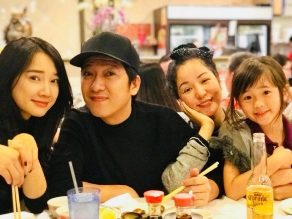 Trường Giang và Nhã Phương mời mẹ con Thúy Nga đi ăn.