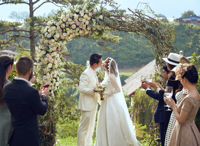 Nữ ca sĩ đặt may riêng 20 bộ trang phục cho MV mới nhưng chỉ sử dụng 4 bộ cho vai diễn của mình.