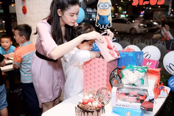 Trương Quỳnh Anh mới đây đã tổ chức một bữa tiệc sinh nhật cho con trai. Trên trang cá nhân của mình, Trương Quỳnh Anh chia sẻ: "Dạo này mẹ hay ngắm con. Và những lúc đó con thường hỏi mẹ: "Sao mẹ nhìn con hoài vậy, dễ thương quá hả mẹ? Mẹ chỉ cười gật đầu, con mẹ thì kiểu gì mẹ cũng thấy thương hết".