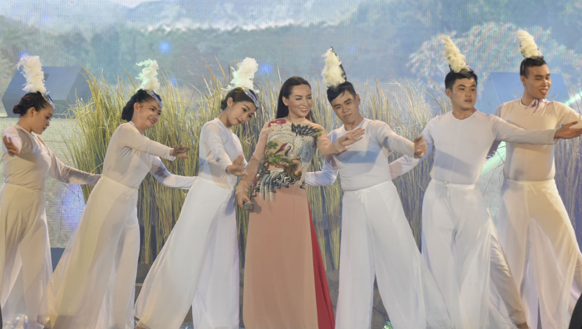 Bằng chất giọng ngọt ngào, trầm ấm đậm chất dân ca, Phi Nhung mang đến các bản tình ca nổi tiếng về quê hương gắn liền với đời sống người dân vùng sông nước miền Tây như: "Ngợi ca quê hương", "Hành trình trên đất phù sa", "Giấc mơ cánh cò".