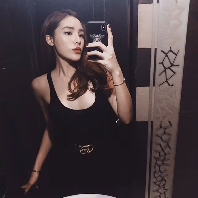 Hình ảnh Kỳ Duyên ở thời điểm đăng quang Hoa hậu đã quá nổi tiếng nên so với gương mặt hiện giờ, sự khác biệt là điều ai cũng có thể nhìn ra. Kỳ Duyên nói rằng mình chỉ giảm cân và bấm huyệt để có nhan sắc hiện giờ.