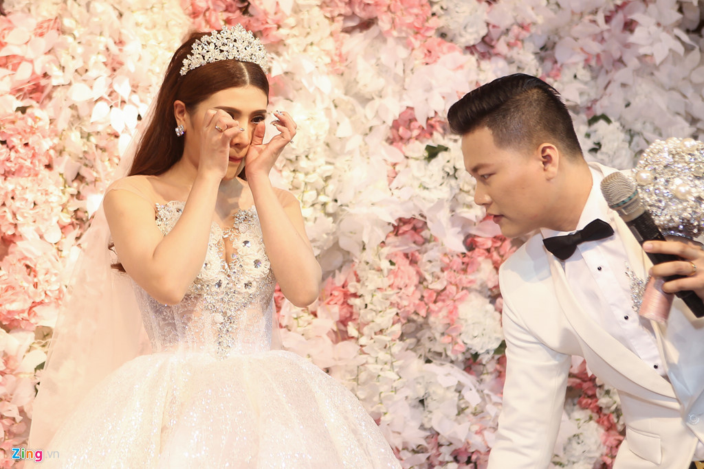 Tố Ny cho biết việc cưới xin đã được gia đình hai bên chuẩn bị kỹ lưỡng nhưng không ngờ, giây phút thực hiện các nghi lễ vẫn không tránh khỏi cảm xúc nghẹn ngào. Đó là cảm xúc của con chim đủ lông đủ cánh rời khỏi tổ.